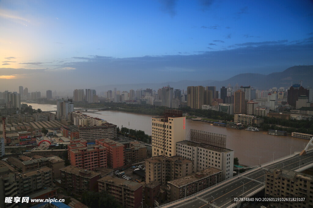城市河畔日出全景风光