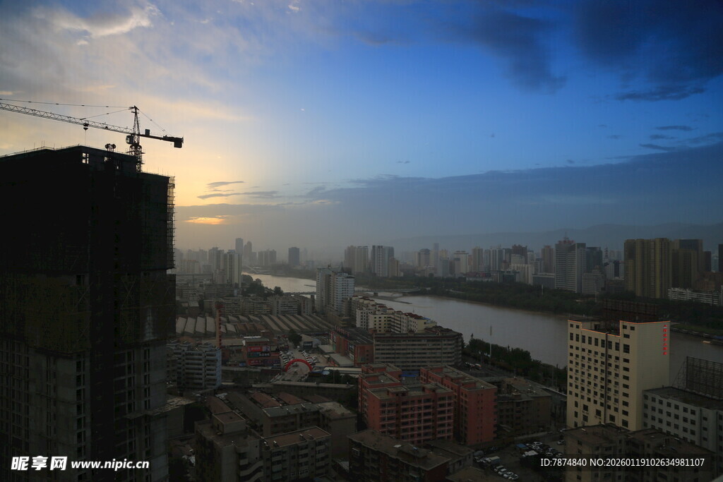 城市建筑与河畔黄昏美景