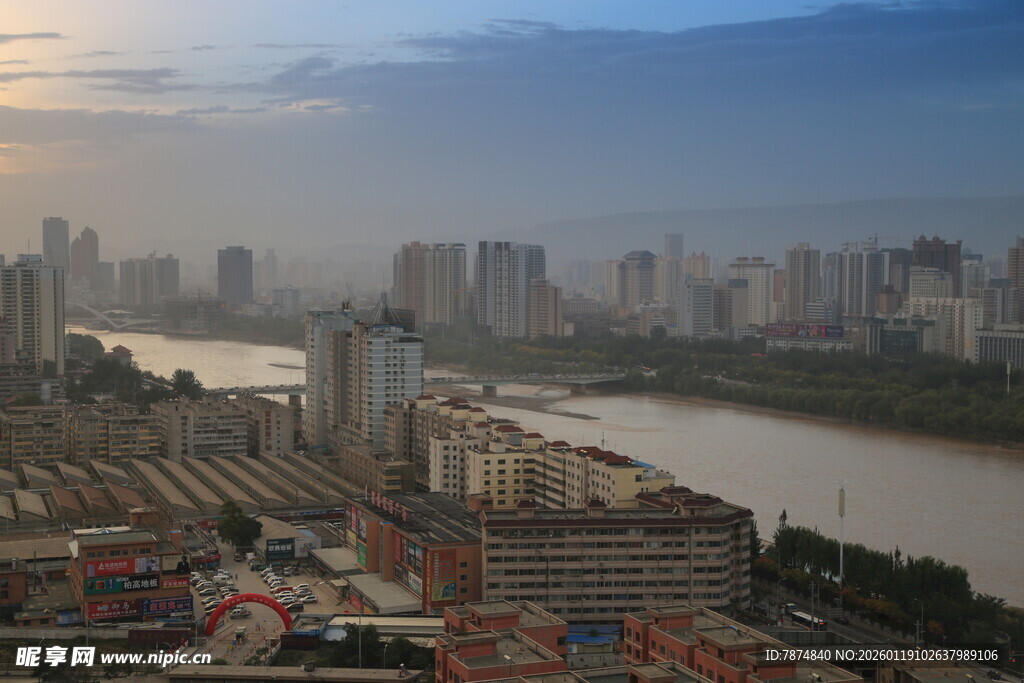 城市河畔风光全景