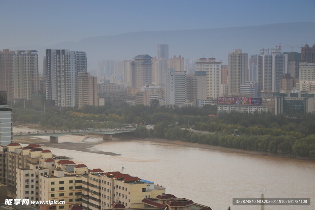 城市河畔高楼景观