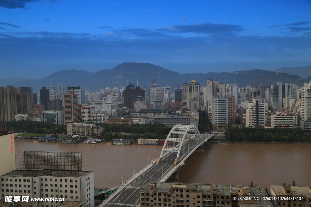 城市河畔桥梁与远山景观