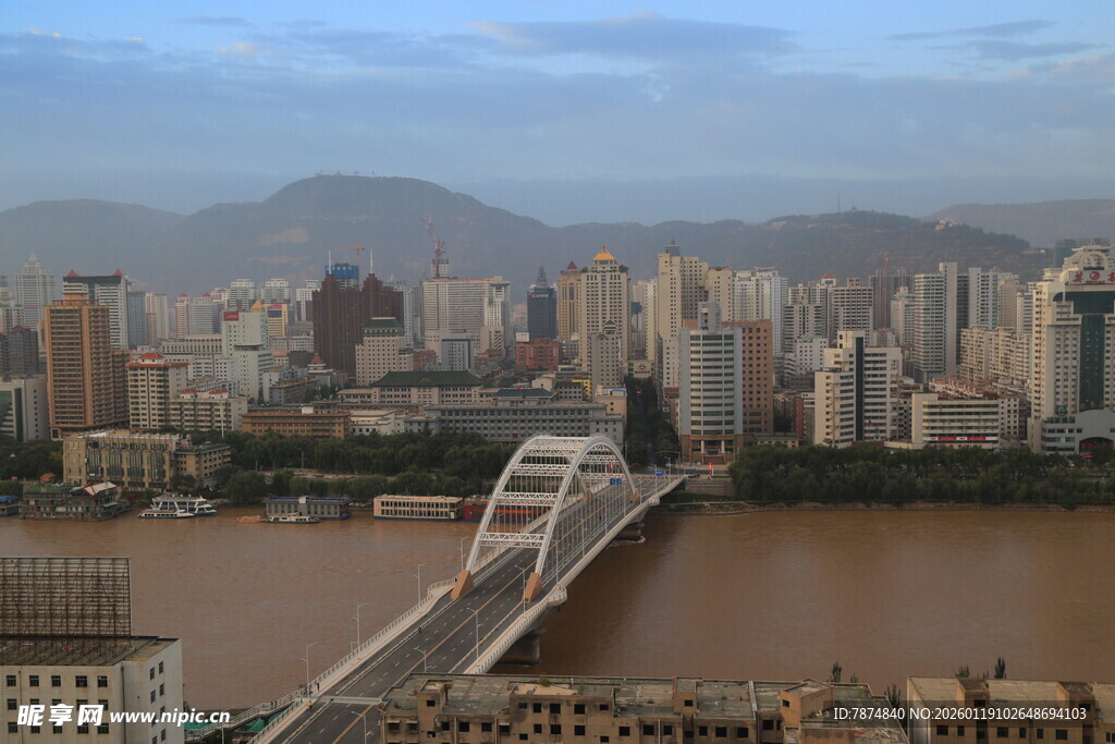 兰州黄河畔城市风光