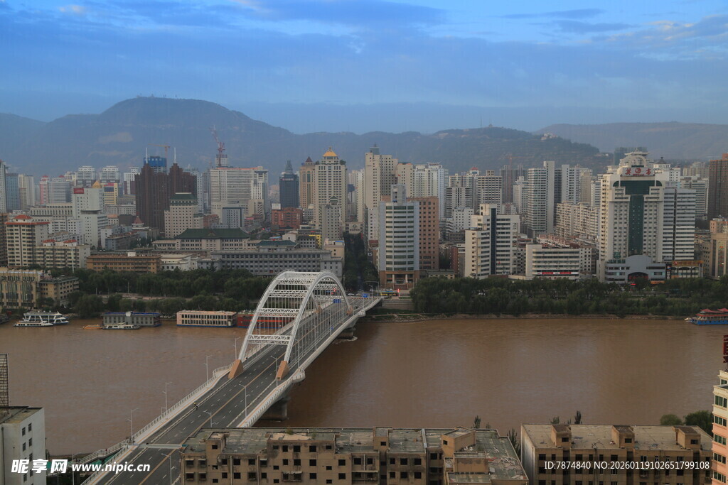 城市跨江大桥壮丽景观