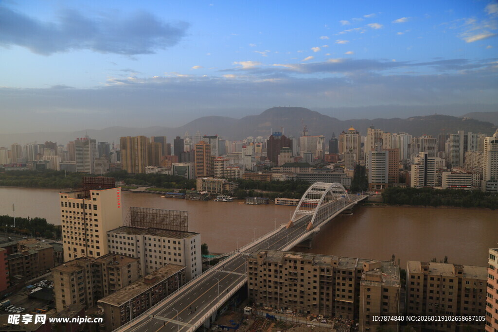 城市江景与桥梁俯瞰图