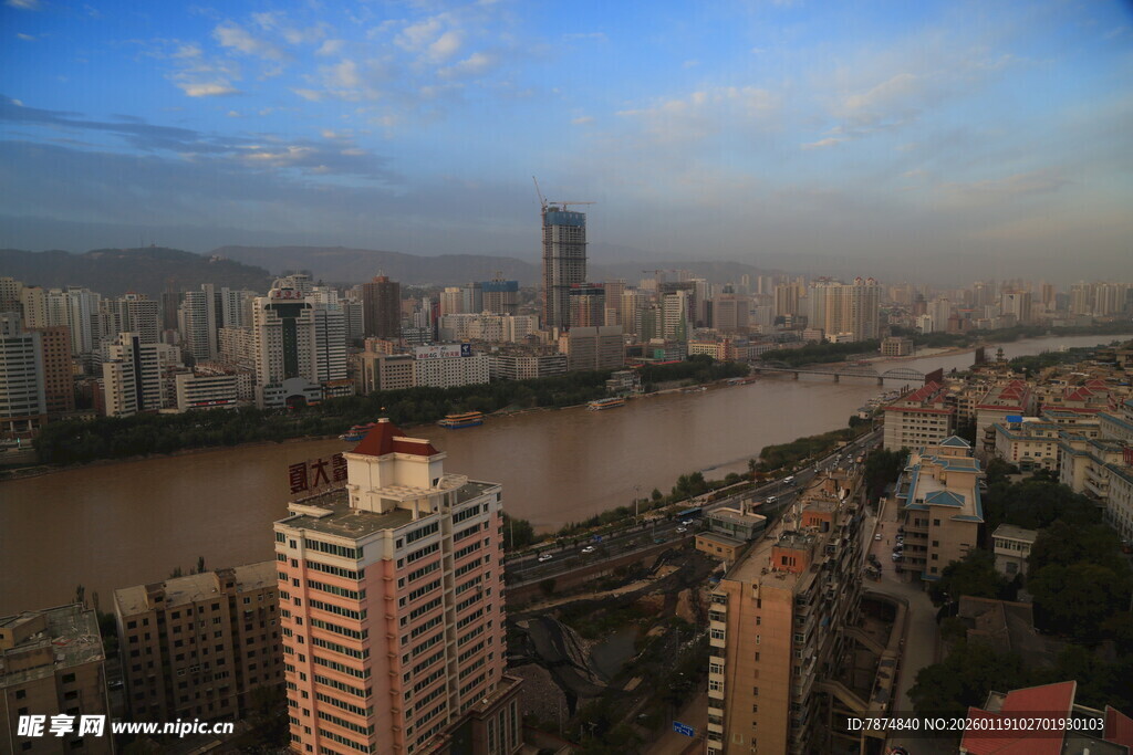 城市河畔高楼景观