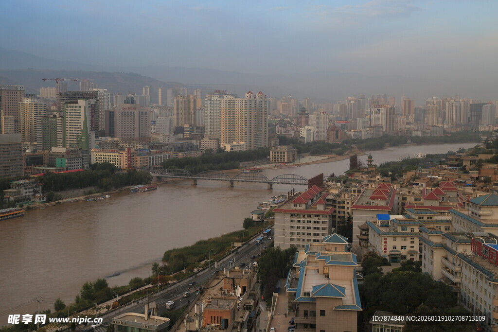 城市河畔风光俯瞰