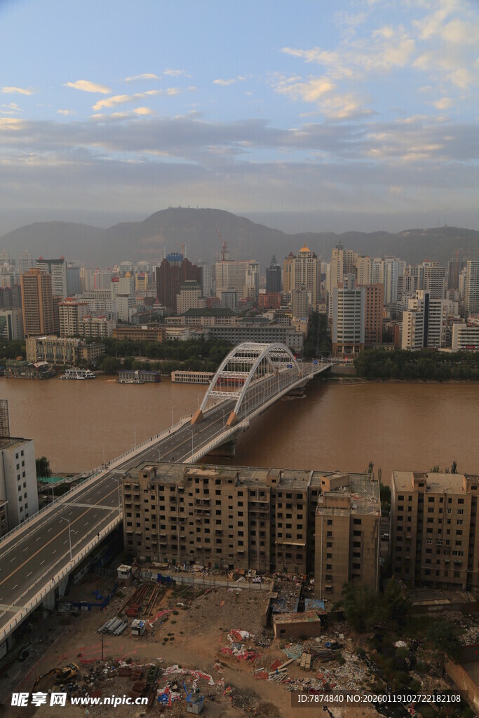城市河畔桥梁俯瞰美景
