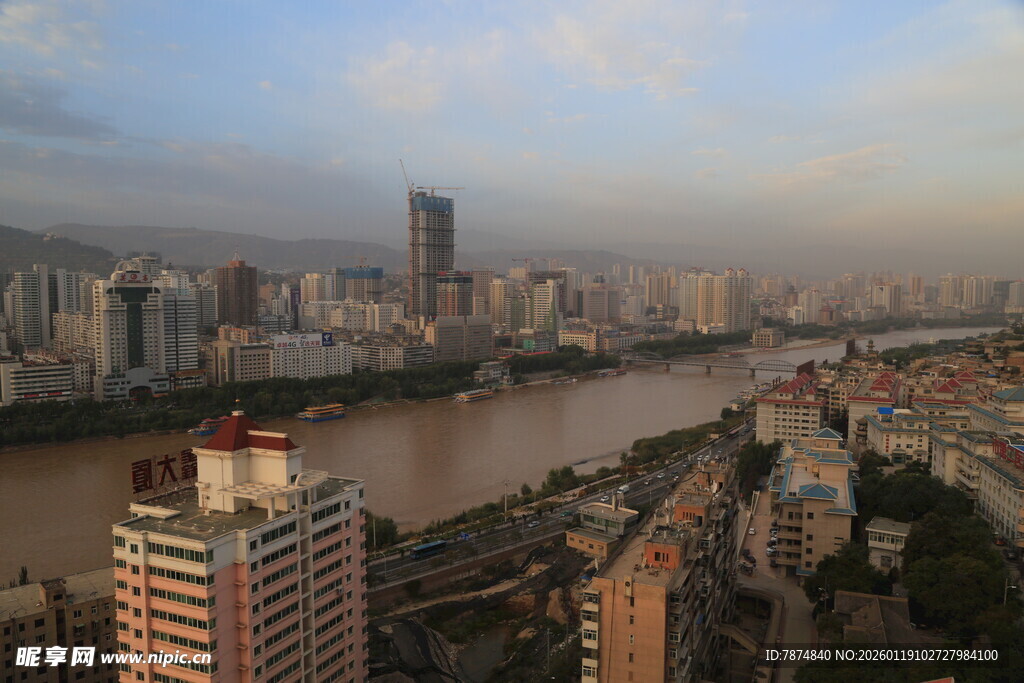 城市河畔风光俯瞰