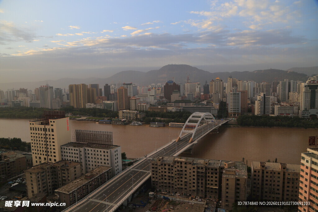 城市河畔风光俯瞰图