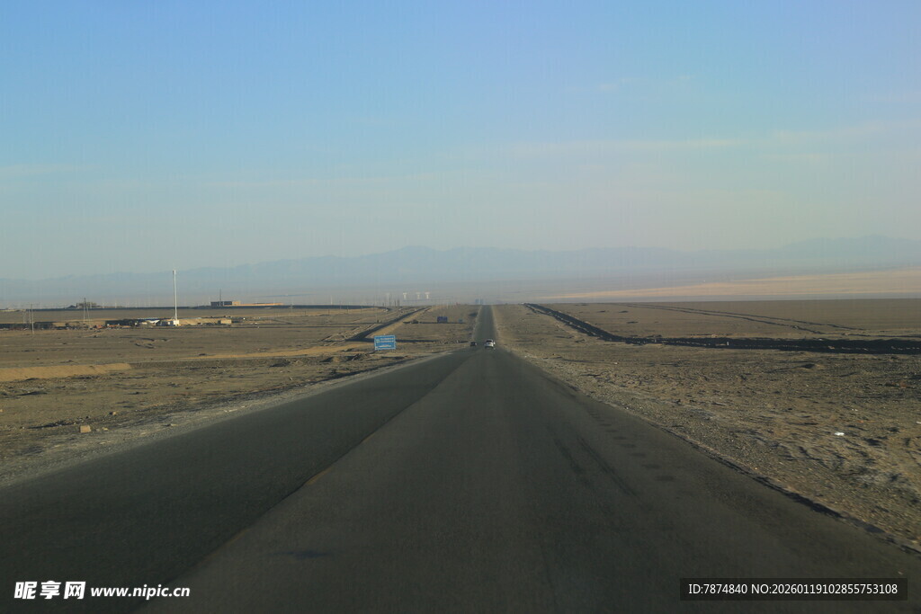 空旷公路延伸向远方