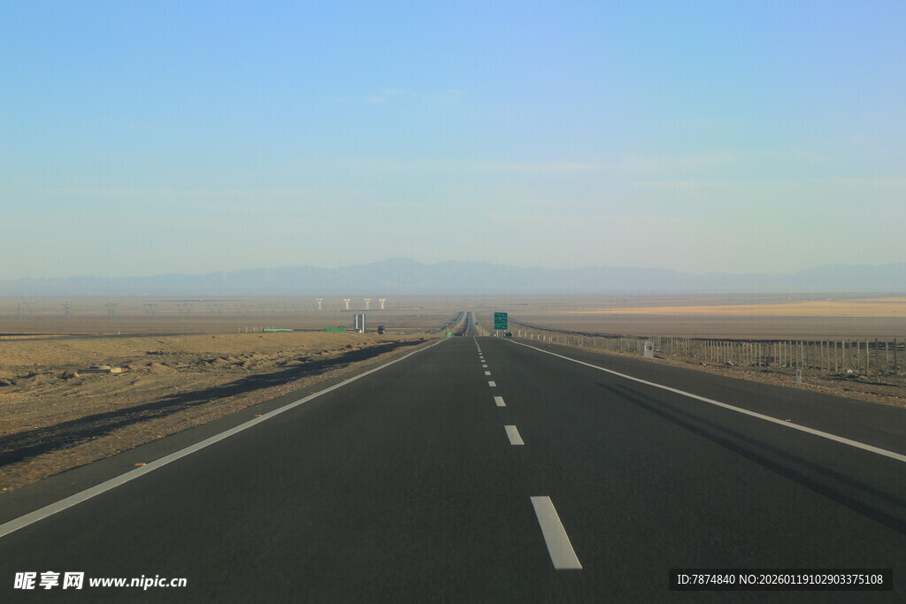 空旷公路延伸向远方