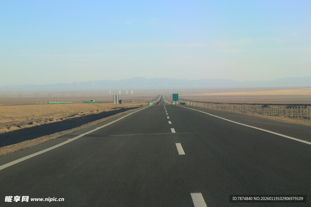 空旷公路延伸向远方