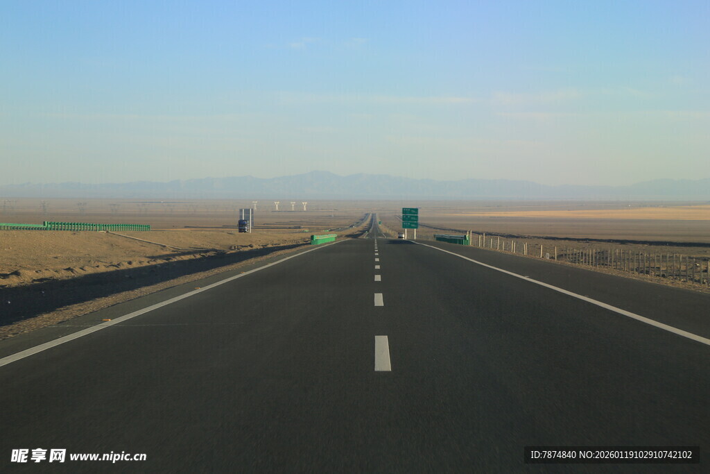 空旷公路延伸向远方