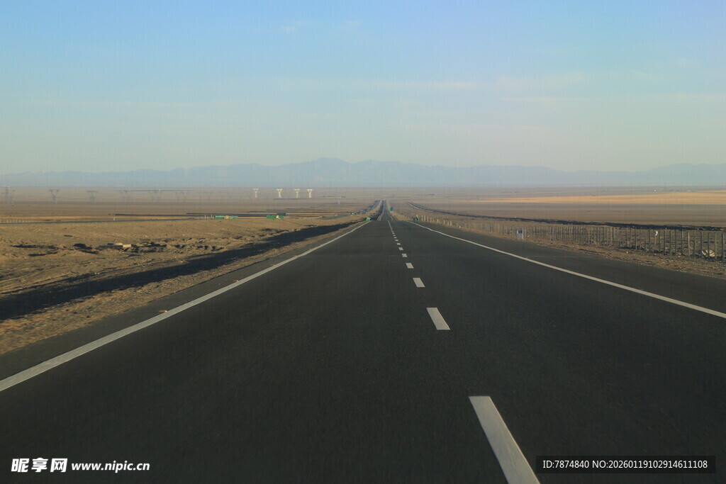 空旷公路延伸向远方