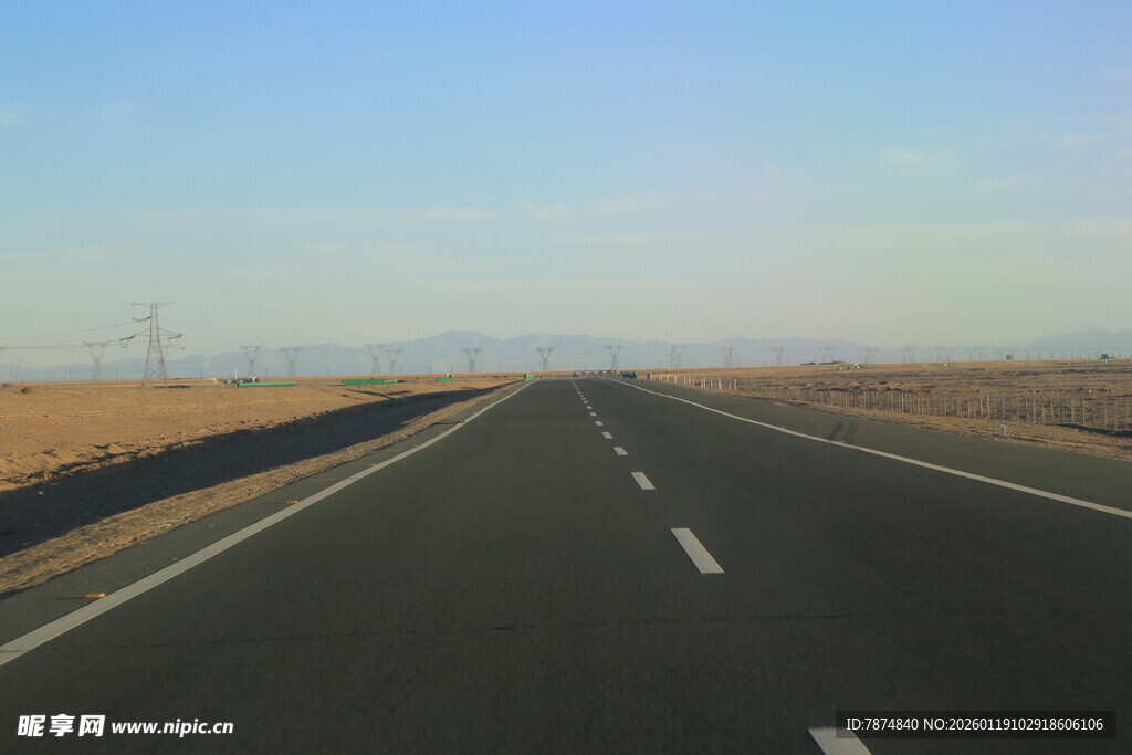 空旷公路延伸向远方