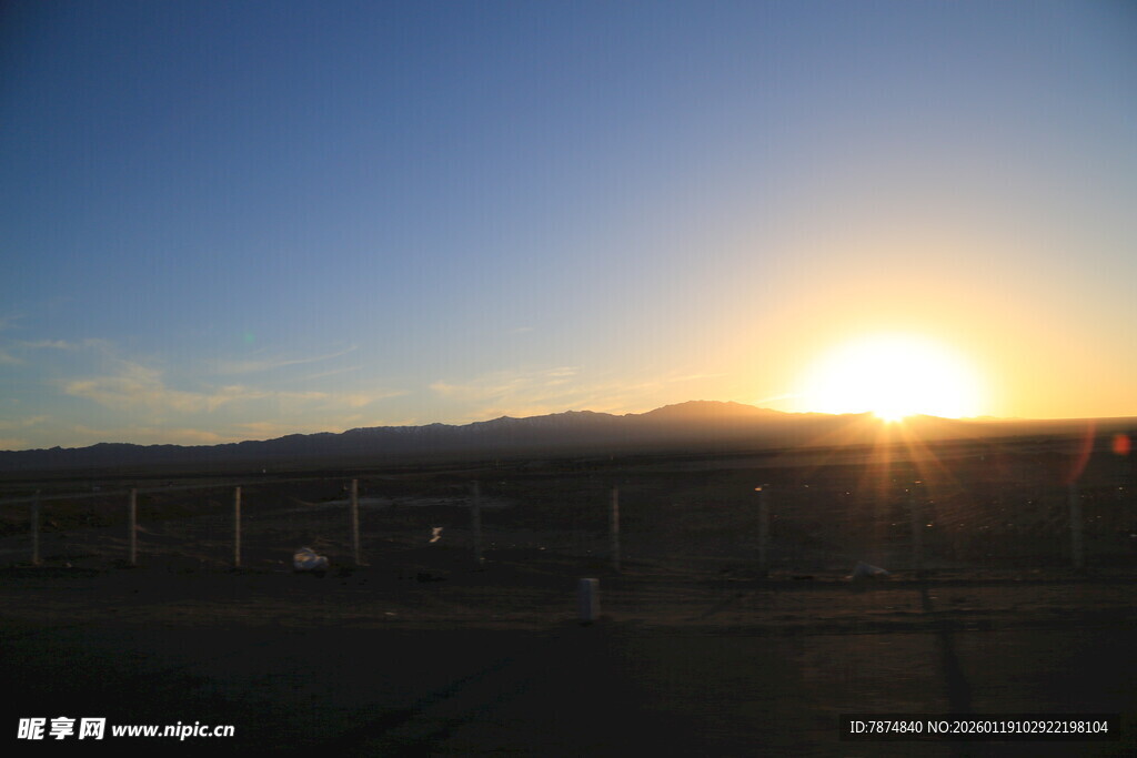 夕阳下的开阔田野风光