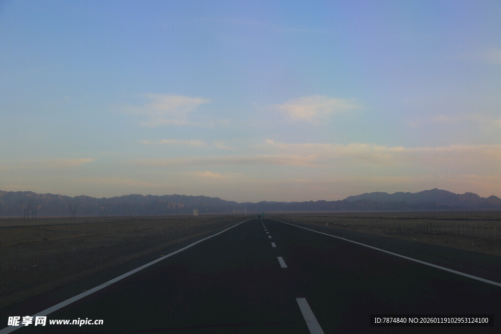 空旷公路伸向远方