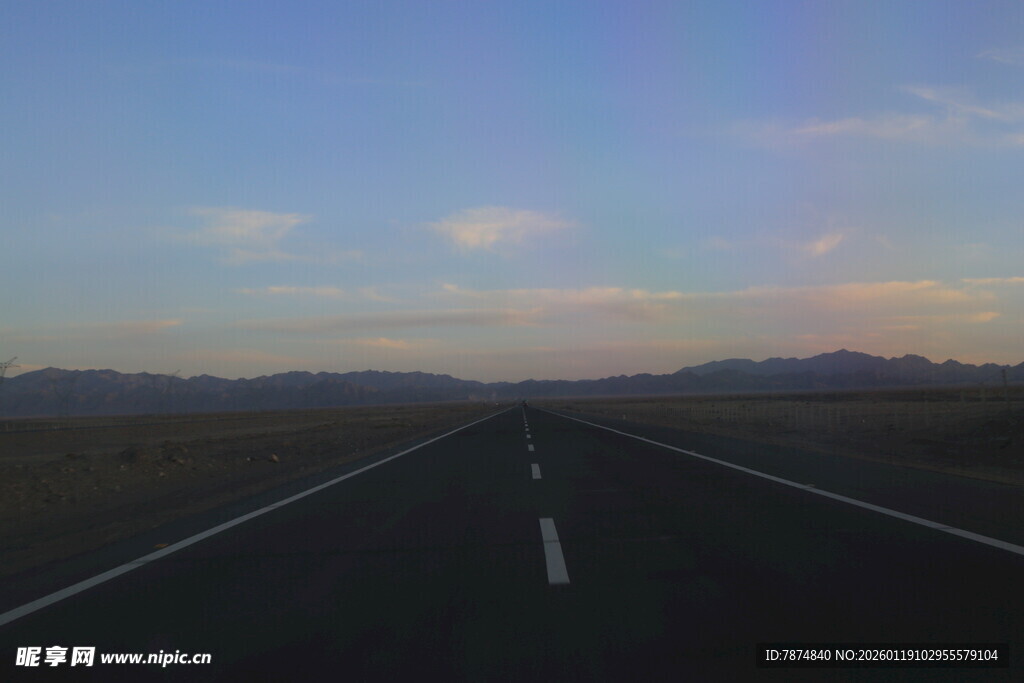 旷野公路 天边云霞美景