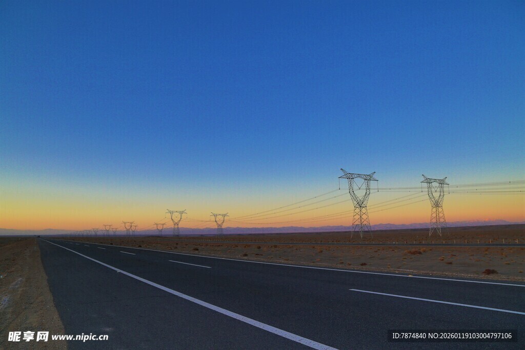 黄昏下的公路与输电塔