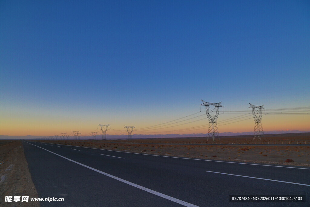 公路尽头的黄昏电力景观