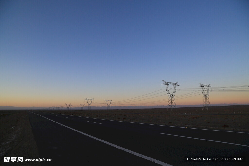 公路上的输电塔与黄昏景