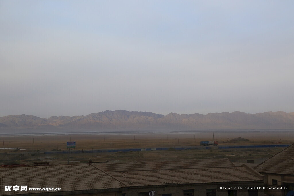 荒漠远景中的低矮建筑