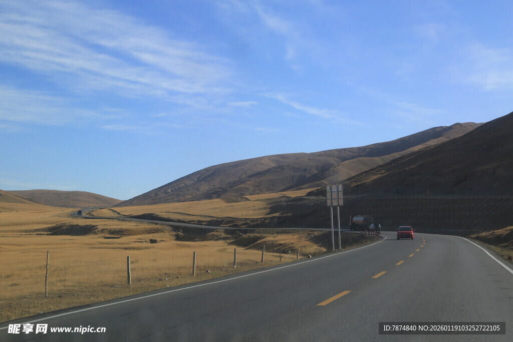 公路延伸至远山风景