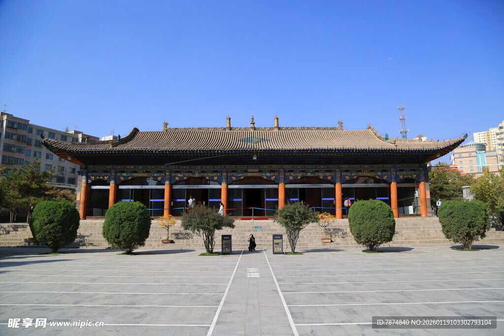 中式古建筑前的开阔广场