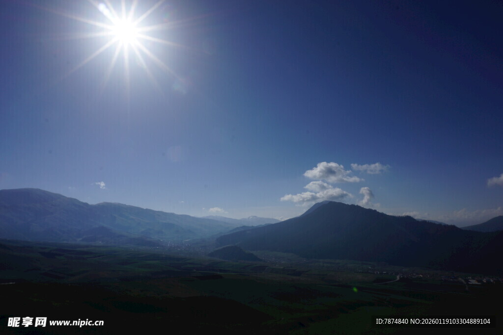 阳光下的山峦美景