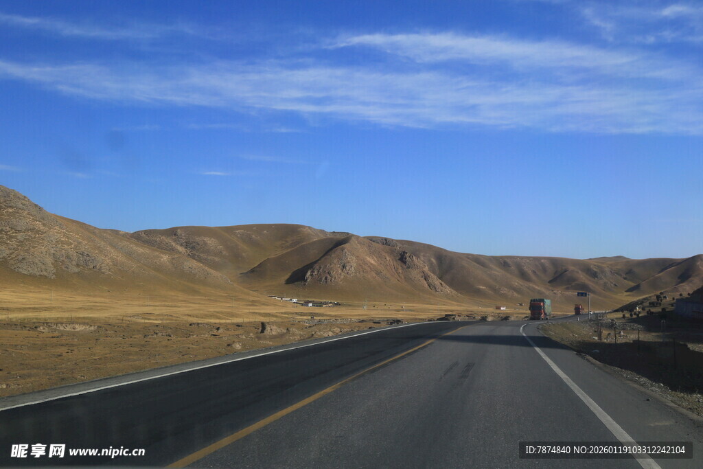 公路延伸至远方的壮丽风景