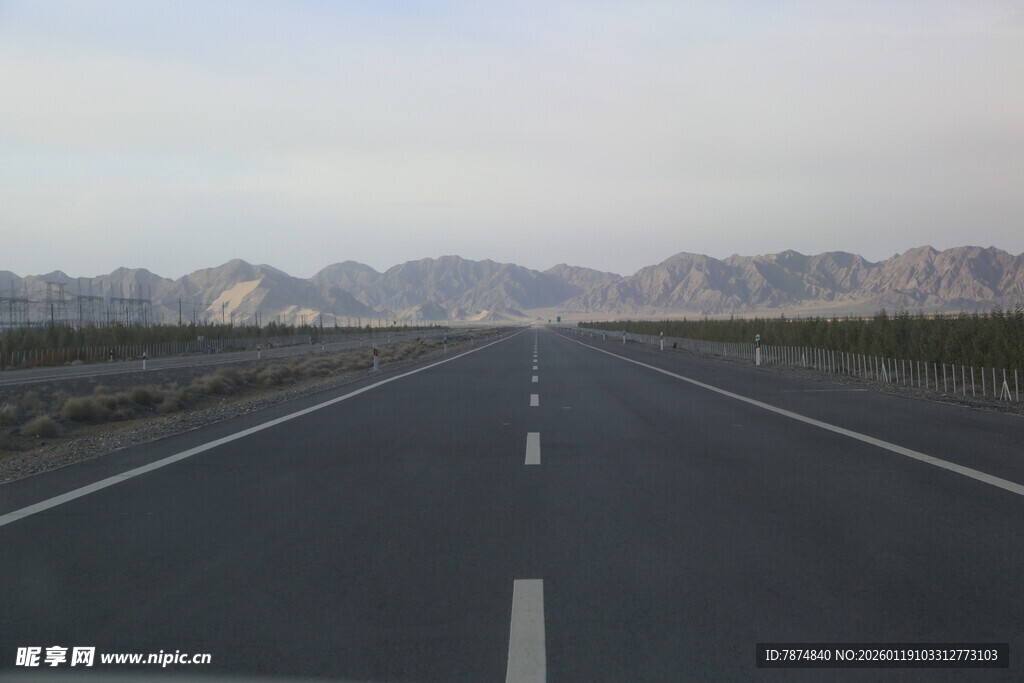 空旷公路延伸向远方