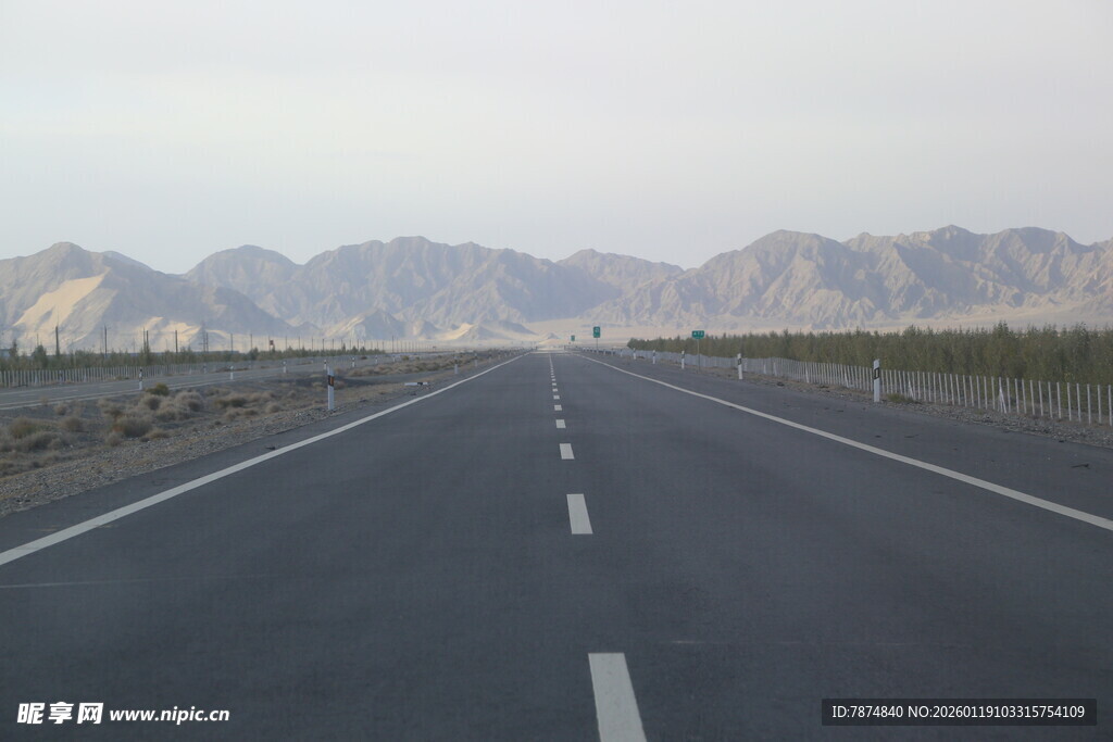空旷公路延伸向远方