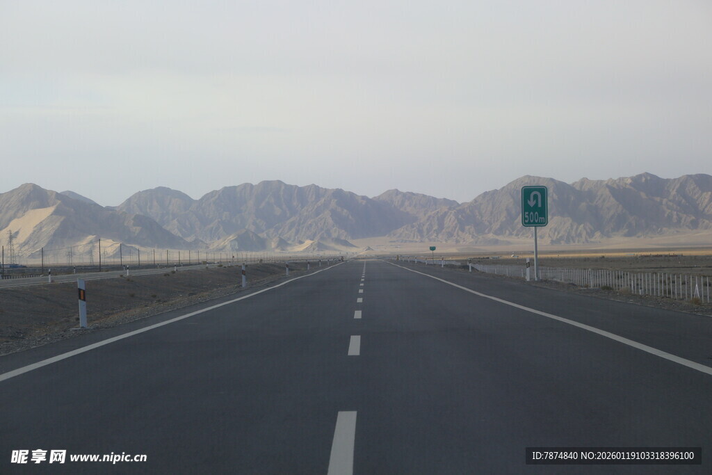 空旷公路延伸向远方山脉