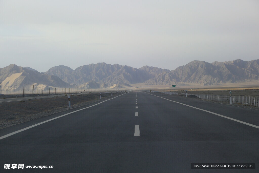 空旷公路延伸向远方山脉
