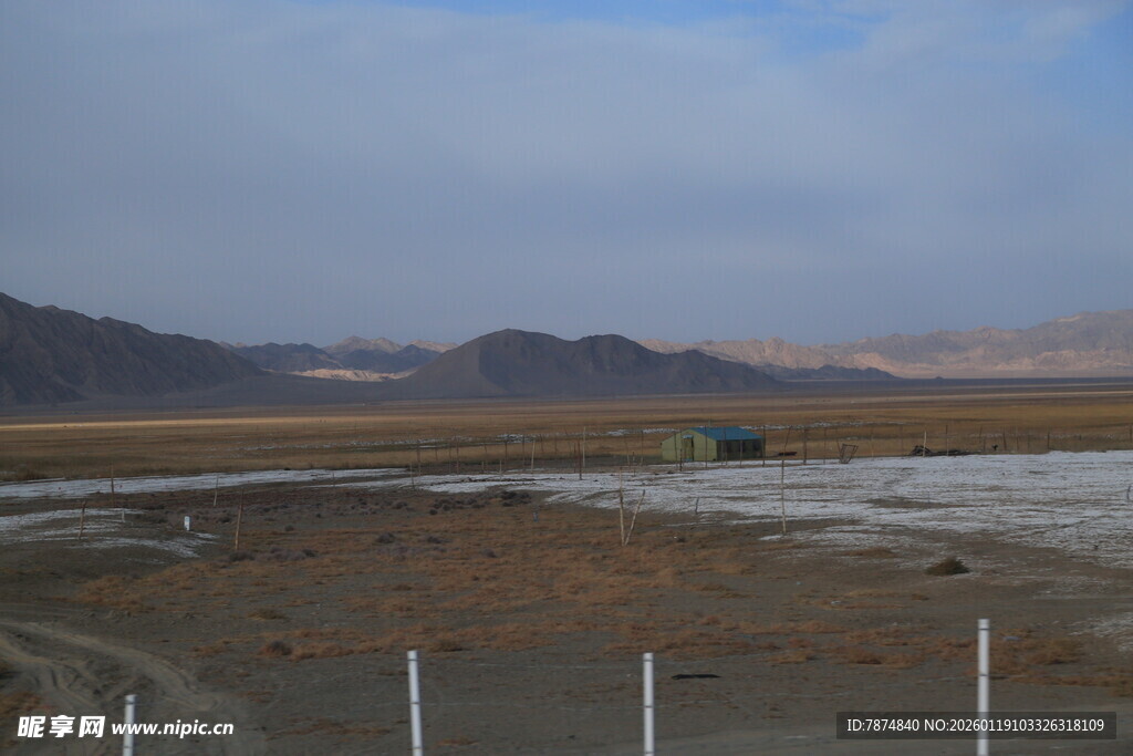 旷野中的围栏与远处山峦