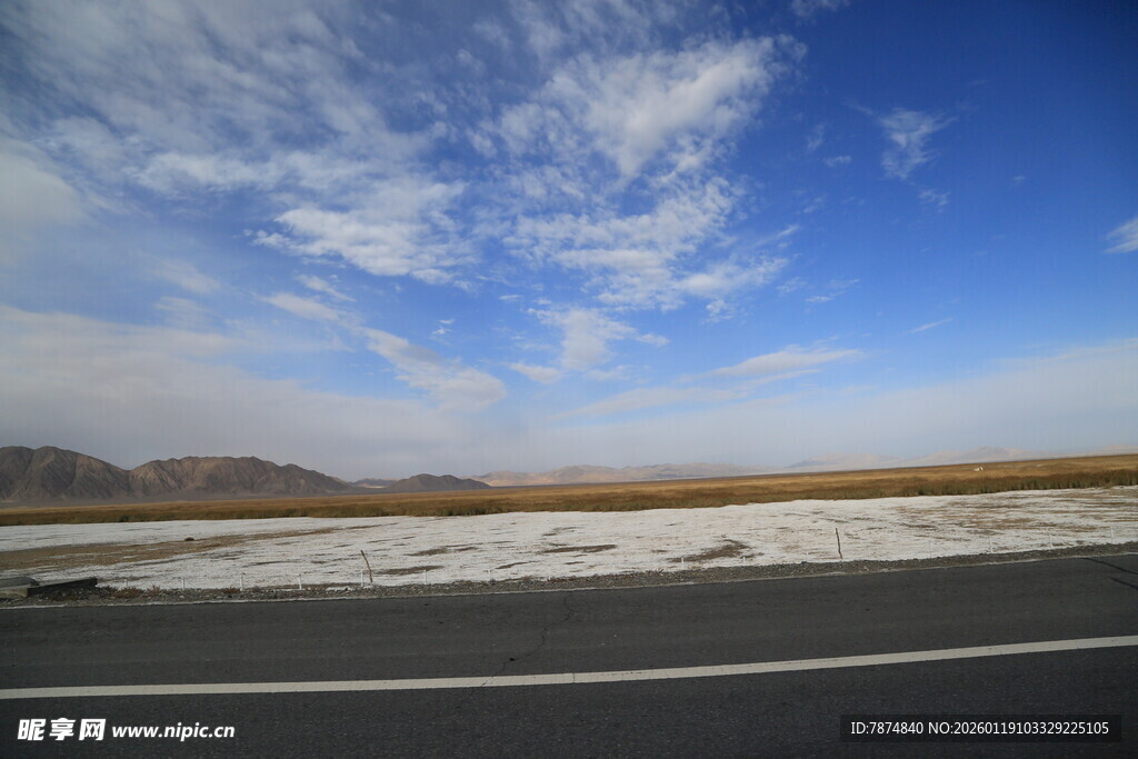 公路伸向远方的旷野风景