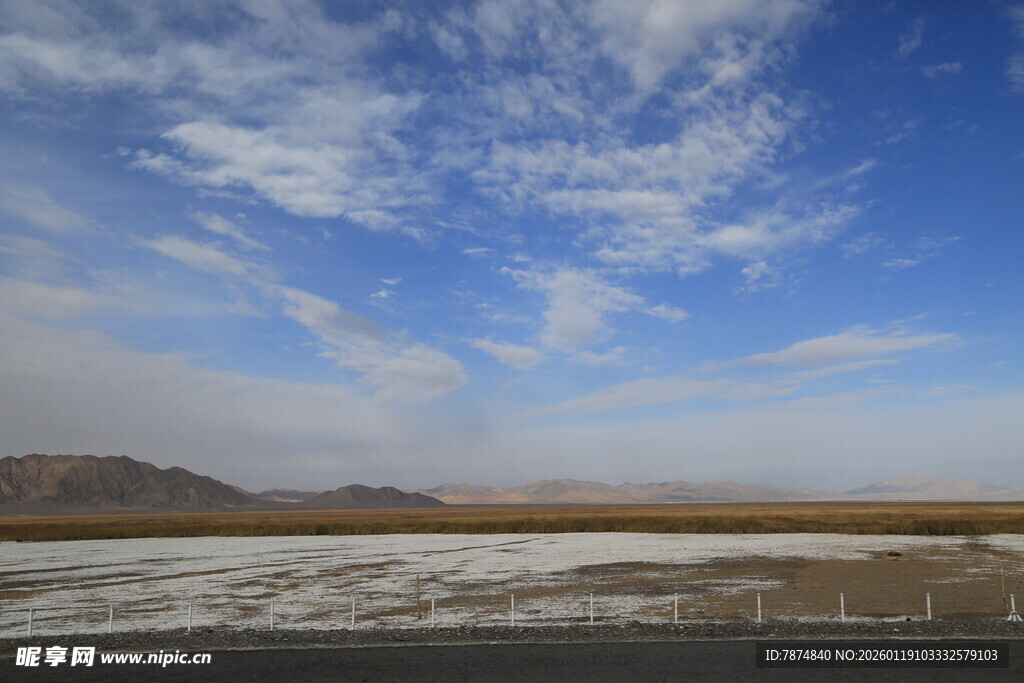 广阔盐湖与蓝天白云美景