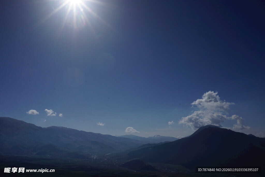 蓝天暖阳下的连绵山脉