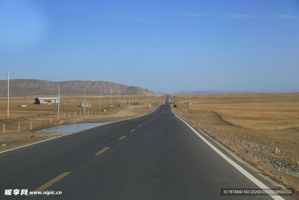 宽阔公路延伸至远方