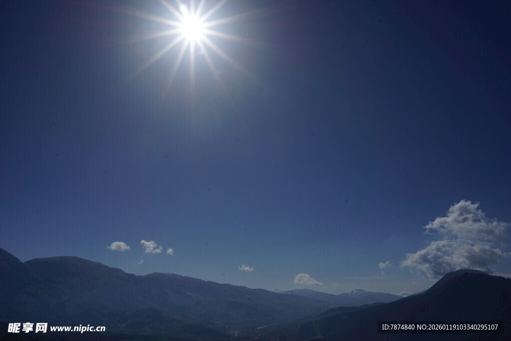 蓝天暖阳下的山峦美景