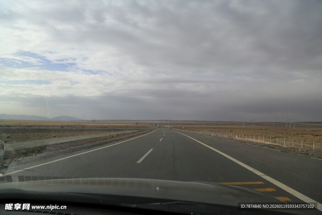公路行车视角的阴沉天空