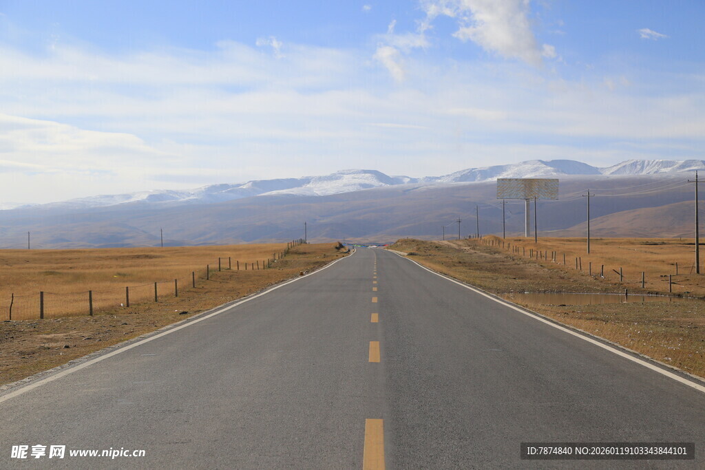 旷野中的笔直公路