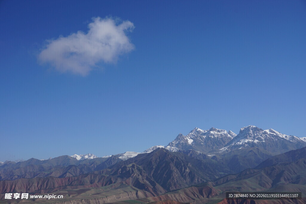 蓝天白云下的巍峨雪山