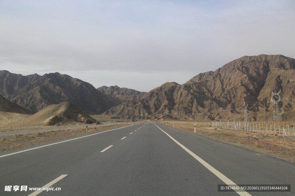 空旷公路旁的壮丽山脉