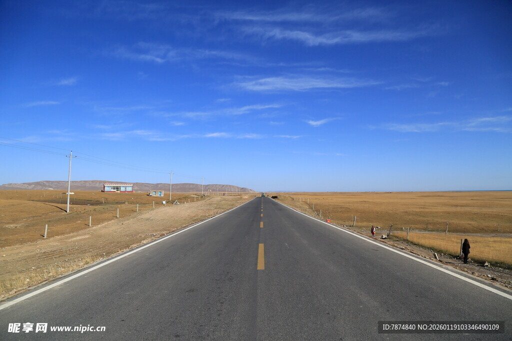宽阔公路延伸至远方