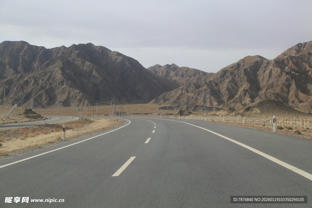 空旷公路延伸至远方山脉