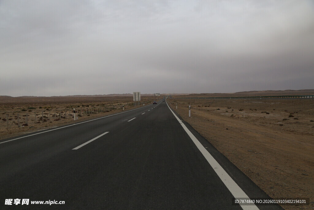 荒漠中的孤独公路
