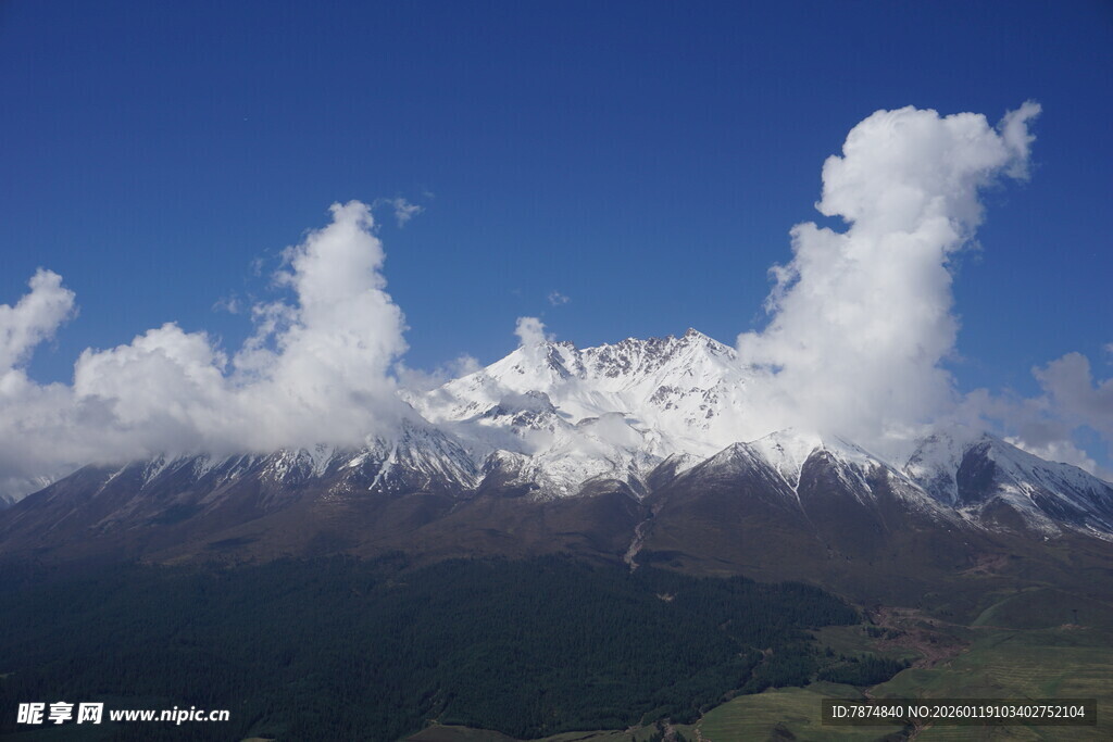 壮丽雪山与蓝天白云美景