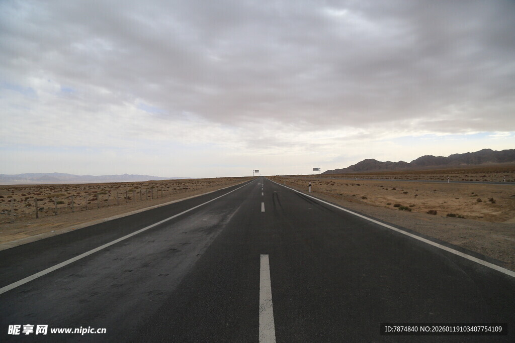 空旷公路伸向远方