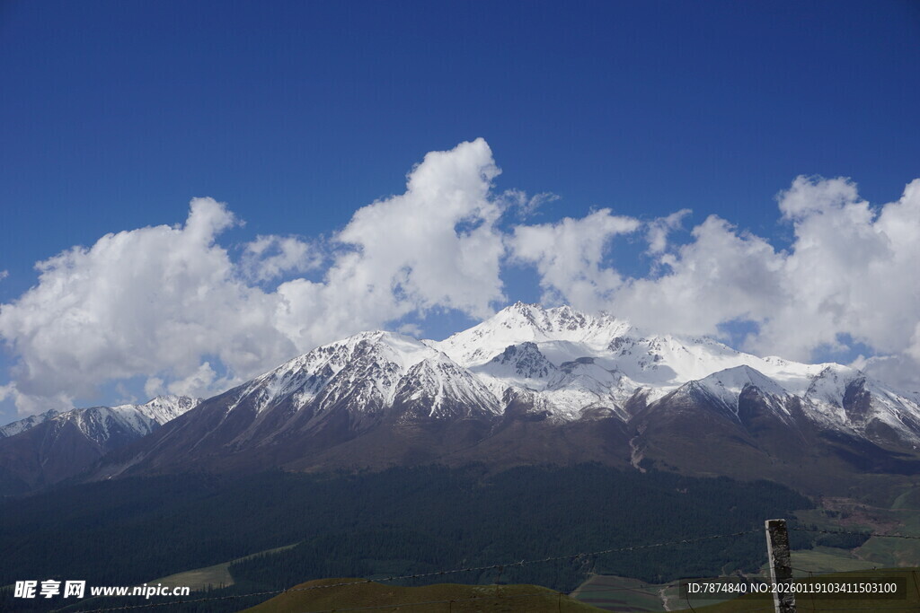 壮丽雪山与蓝天白云美景